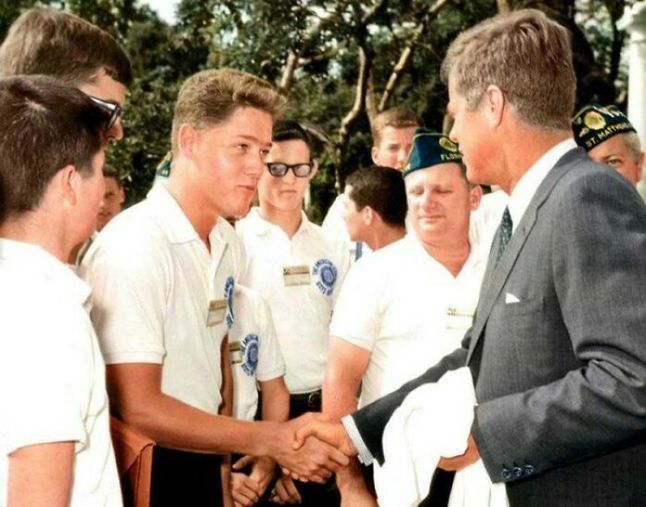 Młody Bill Clinton witający ściskający dłoń Johna F. Kennedy'ego. Waszyngton, 1963.