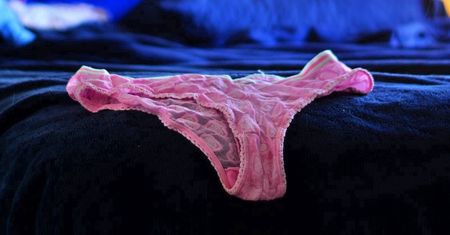Chowają przed córkami. Ginekolożka apeluje do matek