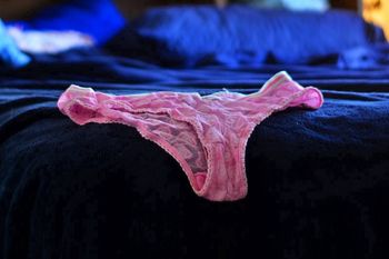 Chowają przed córkami. Ginekolożka apeluje do matek