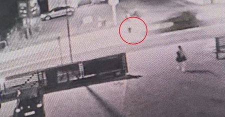 Rozpędzone BMW potrąciło pijaną nastolatkę. Policja publikuje nagranie