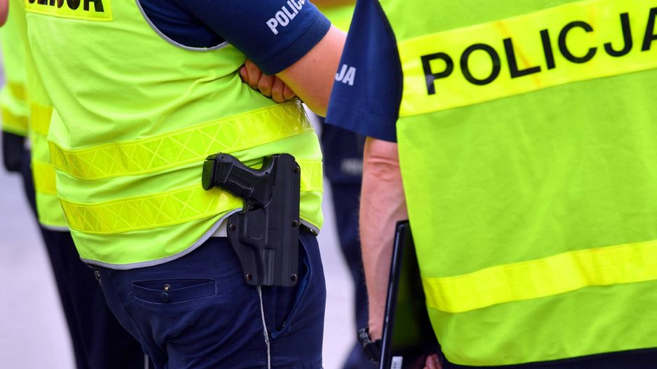 Warszawa. Pijany z siekierą w ręku chodził po sklepie. Pracownicom groził śmiercią