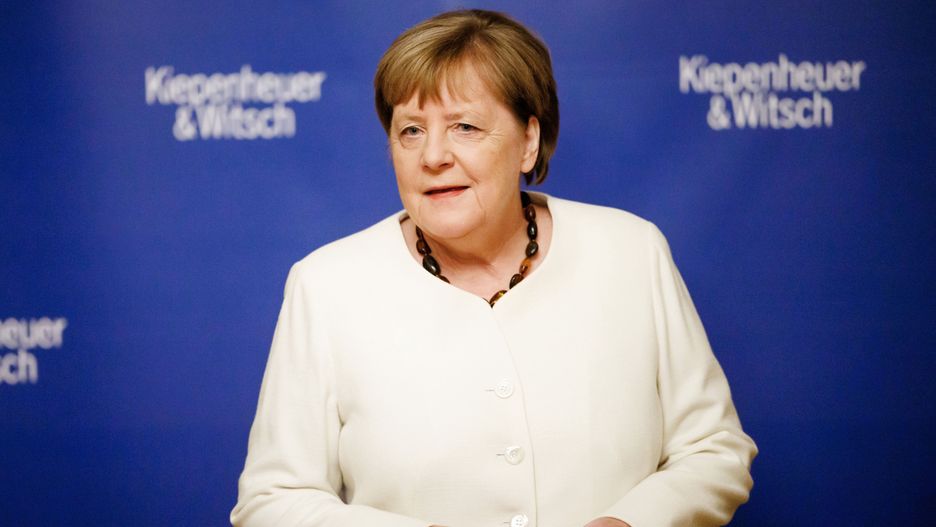 Former German Chancellor Angela Merkel poses for the media as she arrives to present her book 'Freedom. Memories 1954 - 2021' at Deutsches Theater in Berlin, Germany, 26 November 2024. Merkel's political memoir were published on 26 November 2024. EPA/CLEMENS BILAN Dostawca: PAP/EPA.