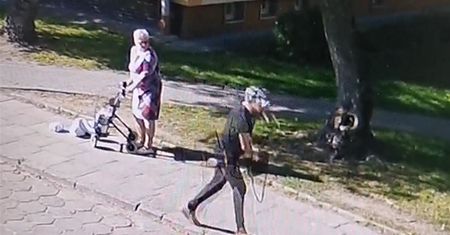Wyjął torebkę z wózka i uciekł. Poznajesz go?