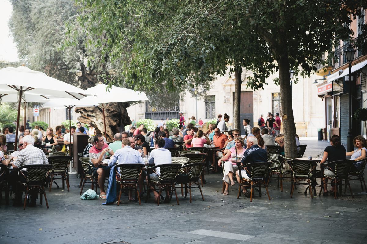 Mężczyzna symulował zawał serca, aby nie płacić rachunków w restauracjach 