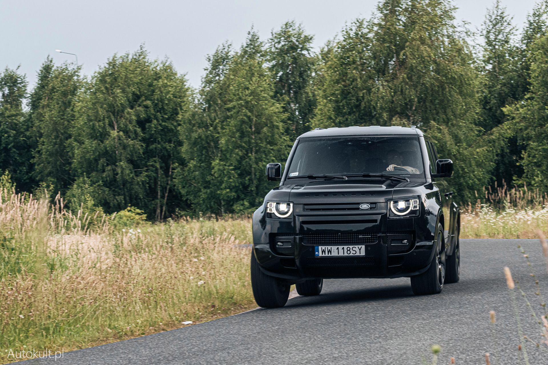 Defender prowadzi się świetnie, pomimo iż przechyla się na zakrętach