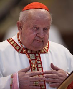 Kard. Dziwisz na wakacjach w Chorwacji. "Na jego twarzy nie widzę skruchy"