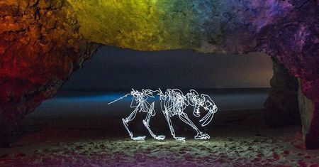 Ożywia malowane światłem stwory, tworząc fantastyczne animacje