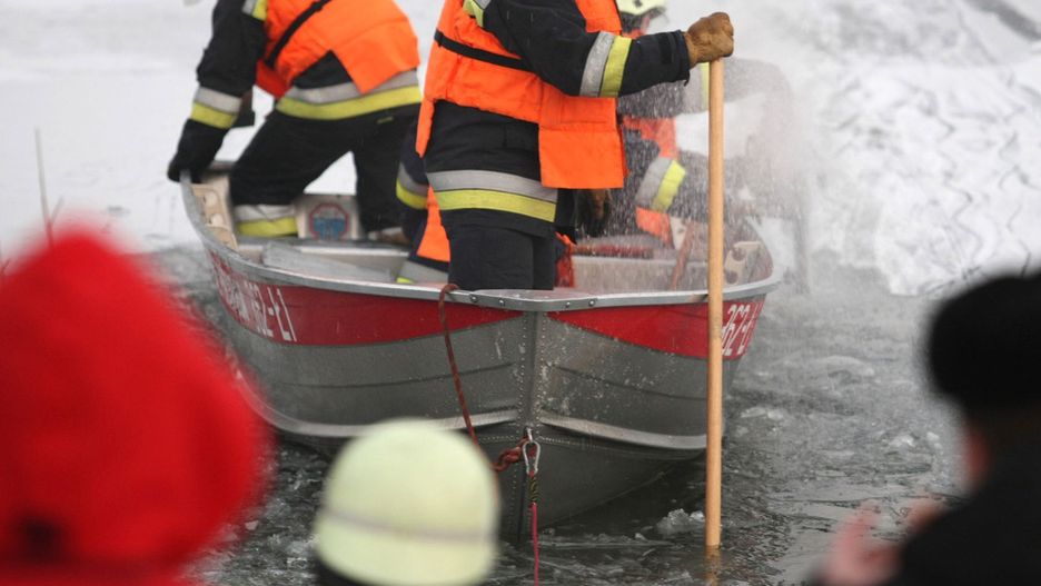 Poznań. Ze stawu wyłowiono ciało mężczyzny. Najpierw znaleziono psa