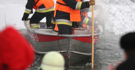 Poznań. Ze stawu wyłowiono ciało mężczyzny. Najpierw znaleziono psa