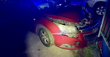 Uciekał przed policją, wjechał w płot. Miał zakaz prowadzenia pojazdów