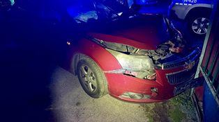 Uciekał przed policją, wjechał w płot. Miał zakaz prowadzenia pojazdów