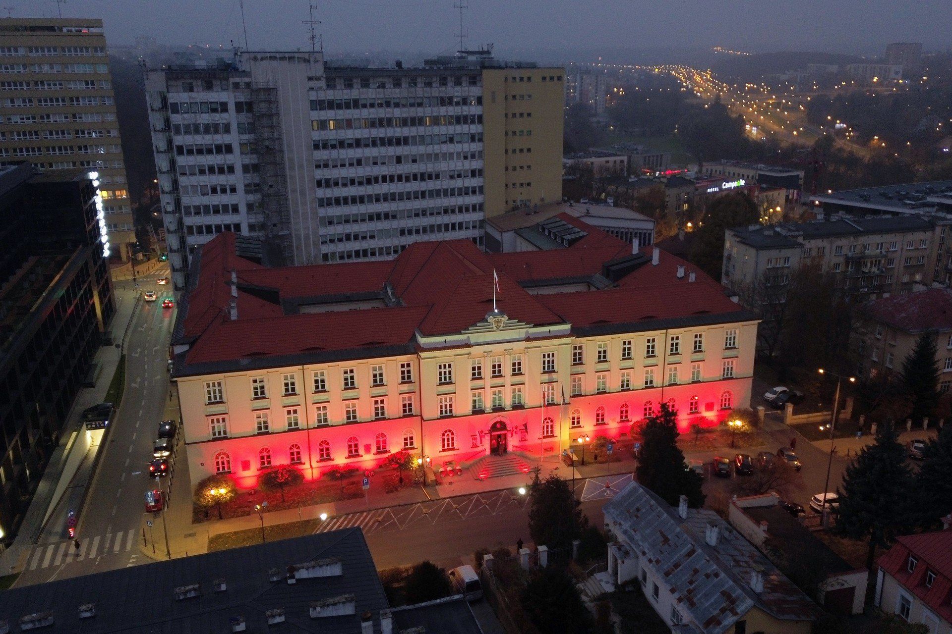 Wieczorem centrum Lublina oświetlą biało-czerwone iluminacje