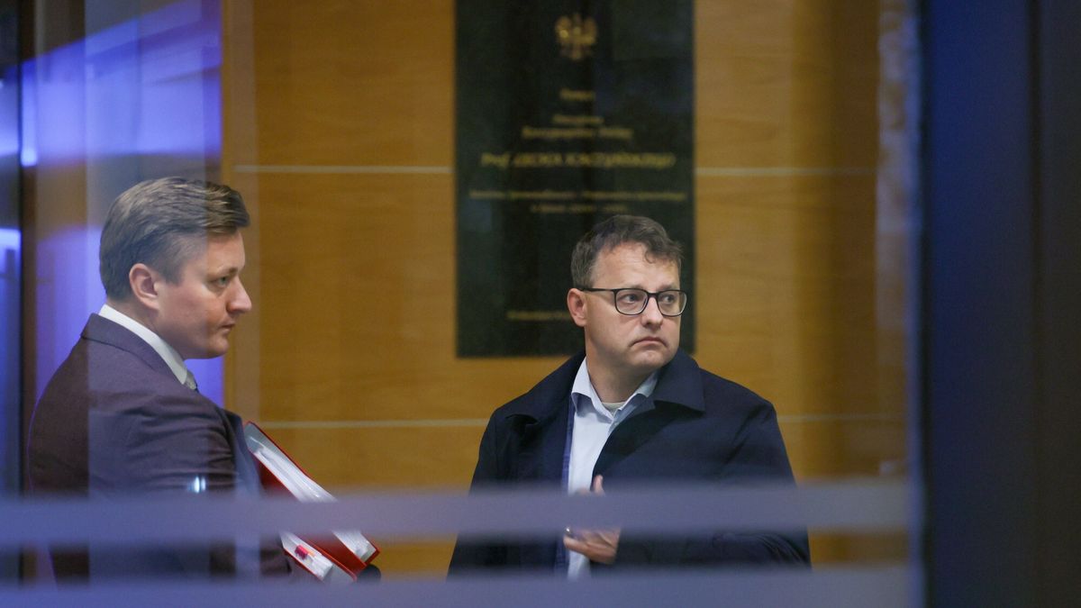 Marcin Romanowski wezwany do prokuratury
Fot. Wojciech Olkusnik/East News, 15.10.2024. Warszawa. Posel PiS, byly wiceminister sprawiedliwosci Marcin Romanowski wezwany ponownie do prokuratury krajowej. Politykowi maja byc powtorzone zarzuty w zwiazku z dzialalnoscia Funduszu Sprawiedliwosci.
N/z: mec. Bartosz Lewandowski, Marcin Romanowski
Wojciech Olkusnik