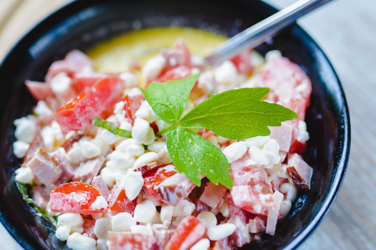 Sałatka z serka wiejskiego z pomidorem i szynką ma dużo białka