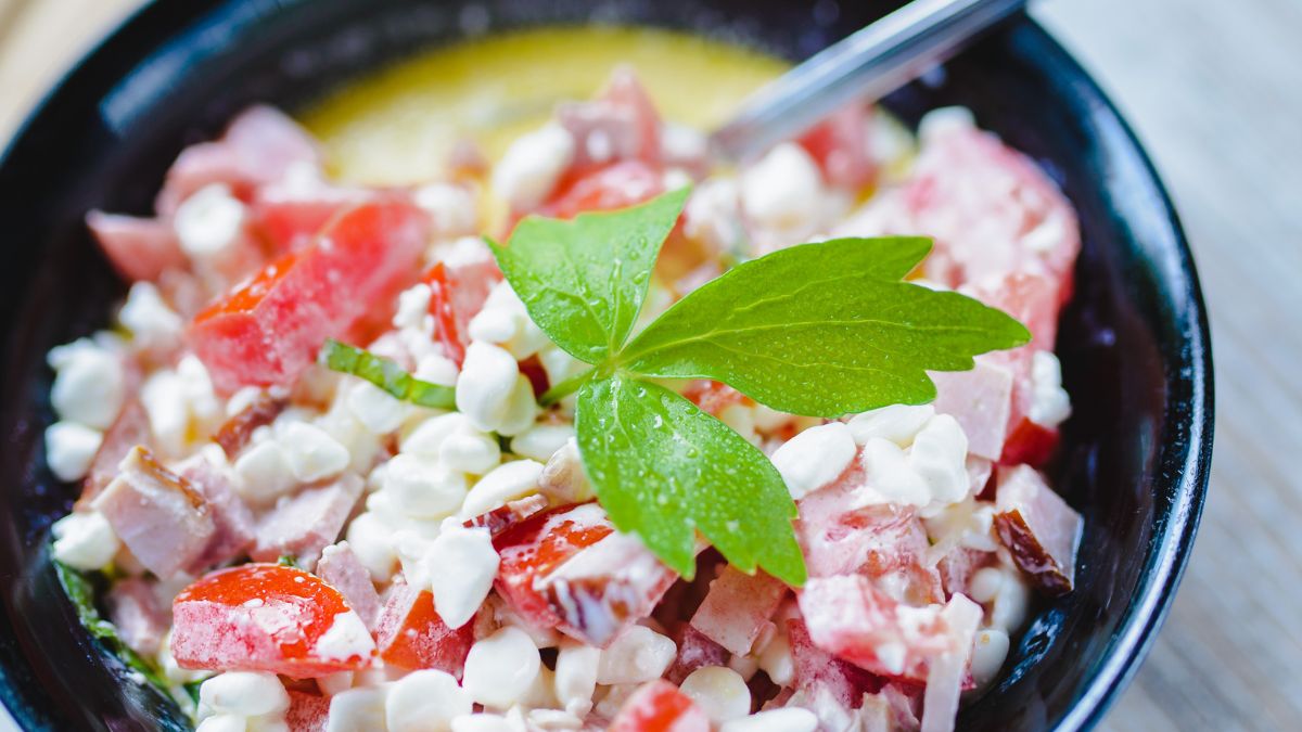 Sałatka z serka wiejskiego z pomidorem i szynką ma dużo białka