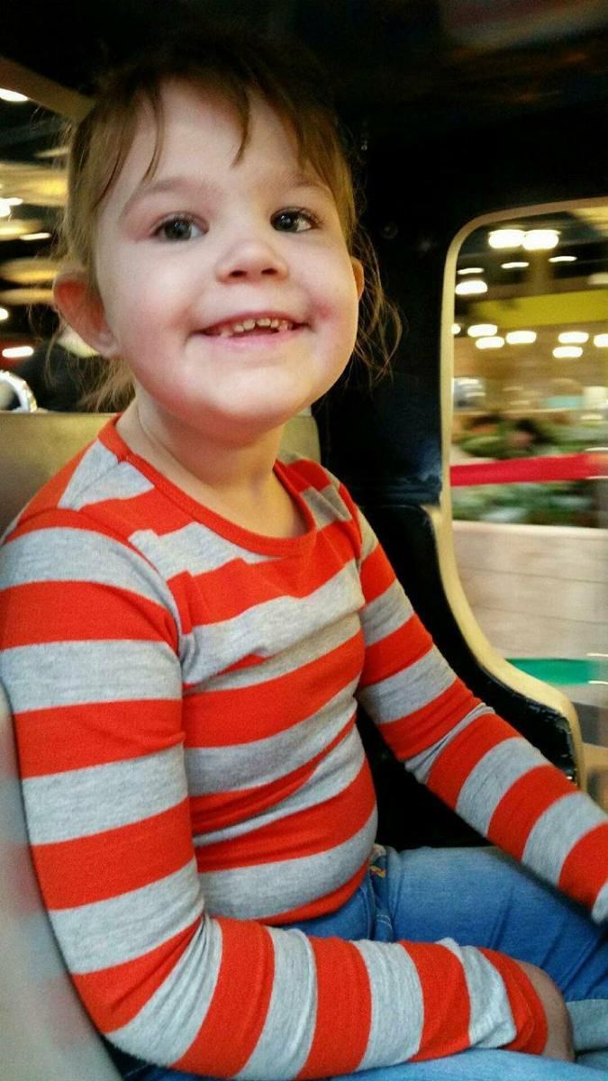 Monika jest radosnym dzieckiem, uwielbia tańczyć