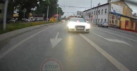 20-latek w wypożyczonym aucie udawał policyjny radiowóz. Zmuszał innych kierujących do zjechania mu z drogi