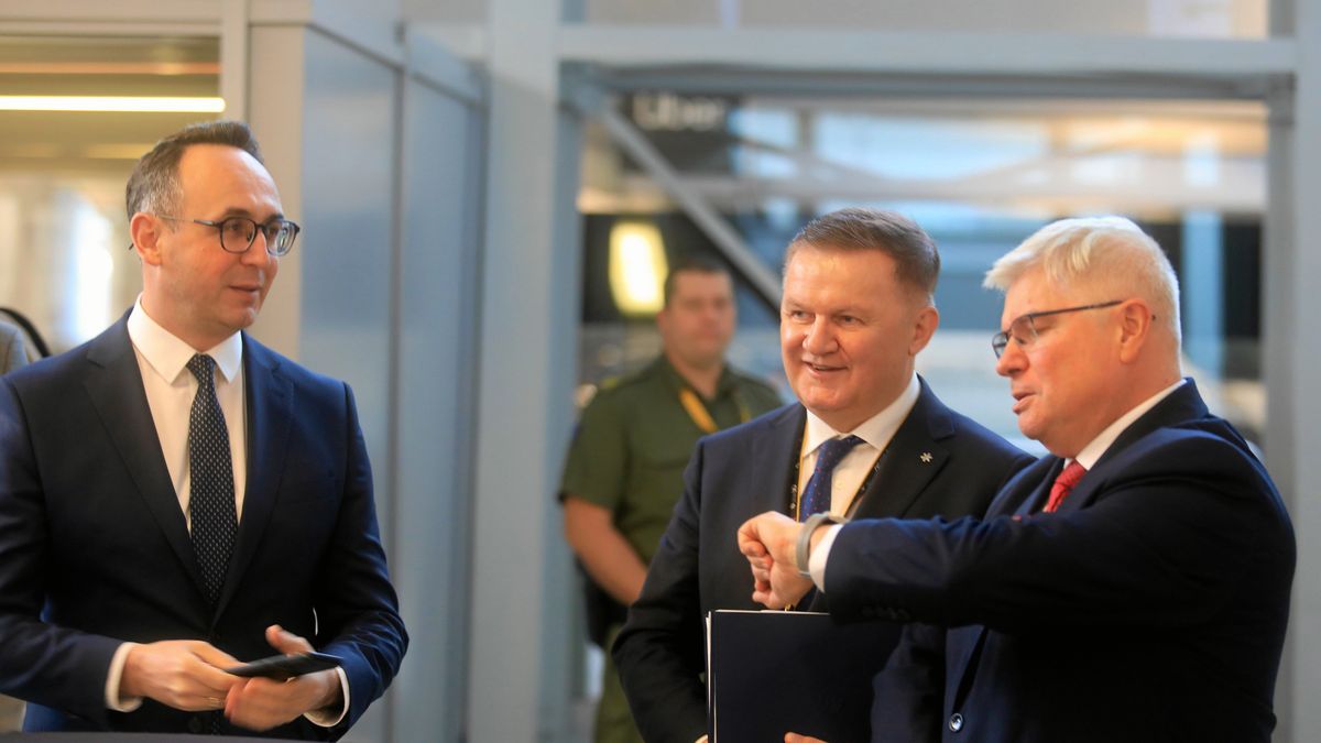 Andrzej Ilków (w środku) z ministrem infrastruktury