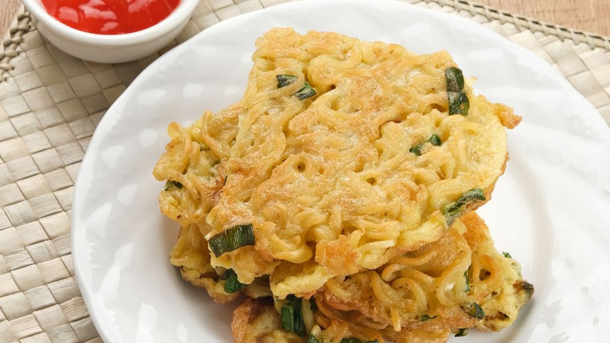 Placki z makaronu ryżowego podaj na przekąskę z domowym sosem