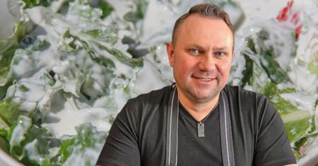 Strzelczyk robi sałatę po duńsku. Inne letnie dodatki do obiadu mogą się schować