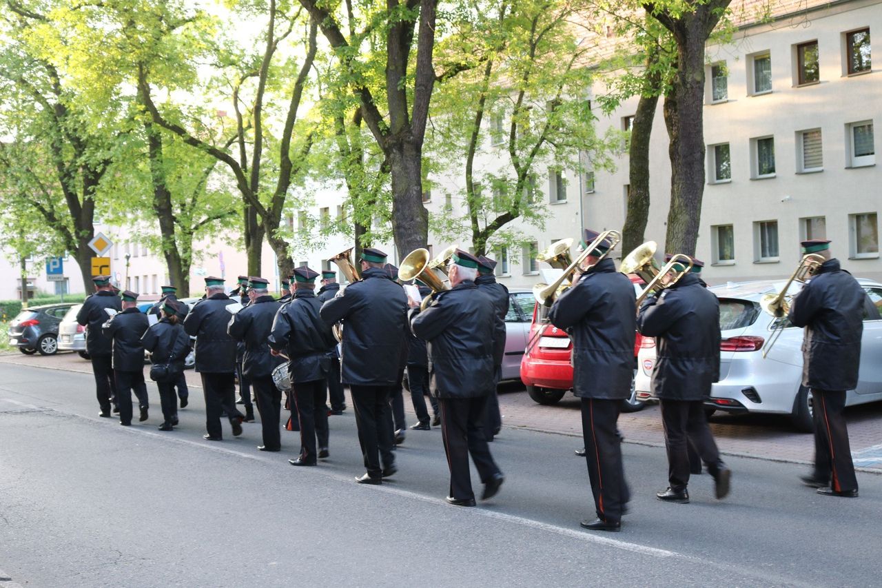 Z okazji Dnia Hutnika gliwiczan obudziła Orkiestra Dęta Huty Łabędy. Zobacz zdjęcia