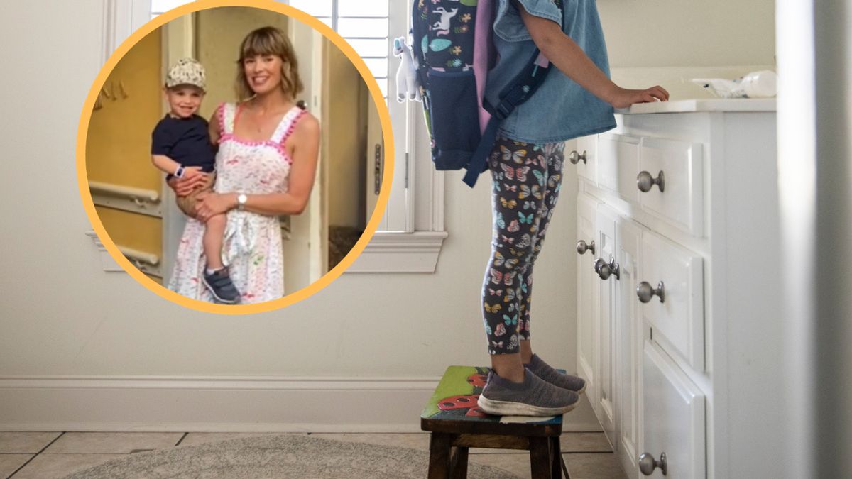 Dziecko myje zęby w łazience