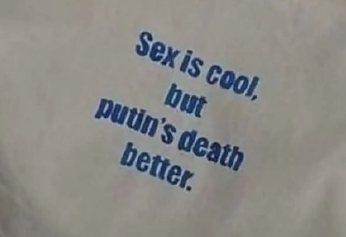 Rosjanka zatrzymana za napis na torbie.