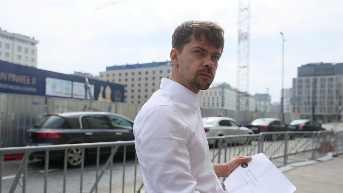 Warszawa, 21.08.2023. Kampania wyborcza do parlamentu 2023. Lider AgroUnii Michał Kołodziejczak podczas konferencji prasowej przed siedzibą Telewizji Polskiej w Warszawie, 21 bm. (mr) PAP/Leszek Szymański