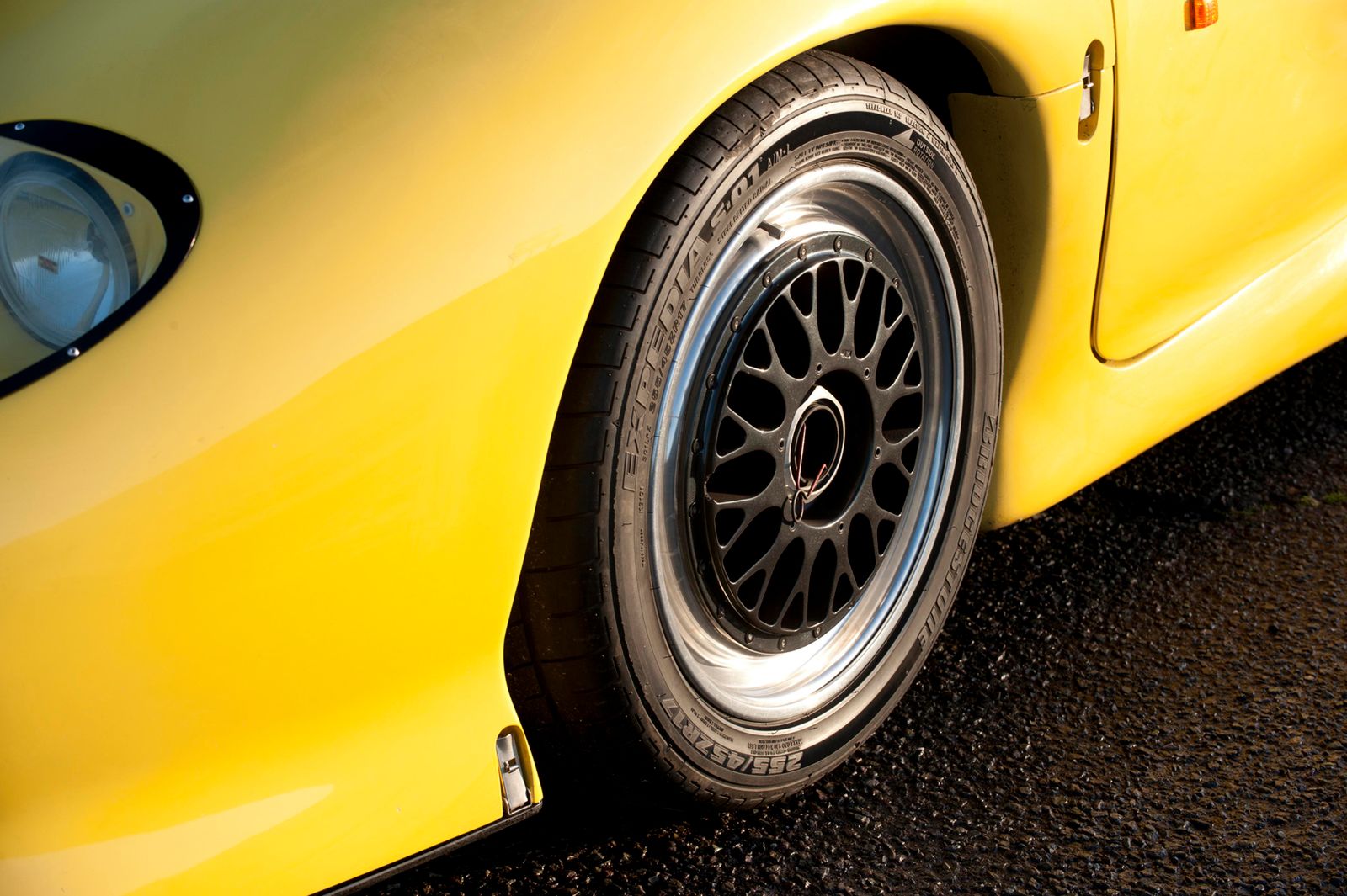 Legenda lat 90.: Jaguar XJ220 [galeria zdjęć] 16