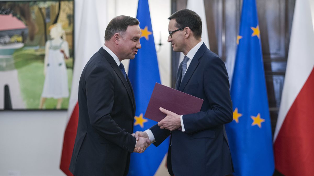 Kwota wolna od podatku w górę. Andrzej Duda (po lewej) proponował jej podniesienie już w 2015 roku. Po prawej premier Mateusz Morawiecki.