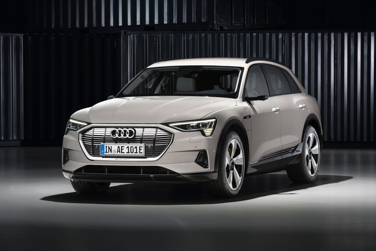 Nowe Audi e-tron oficjalnie. Skomputeryzowany SUV bez klasycznych lusterek