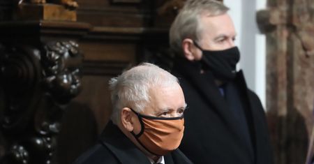 Nie wpuścili mężczyzny do kościoła. W środku modlił się Kaczyński