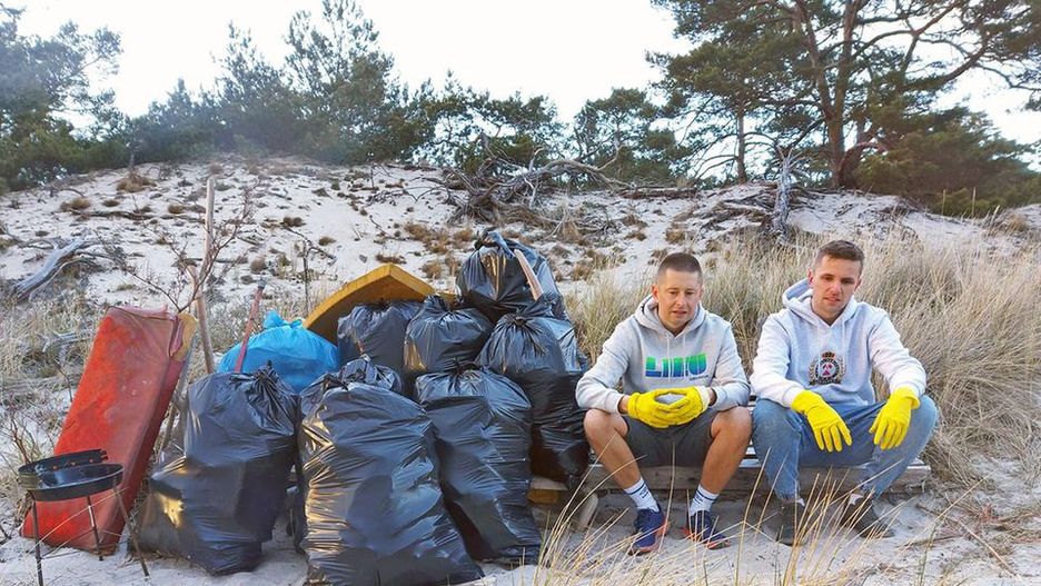 Jakub i Dawid podczas sprzątania plaży