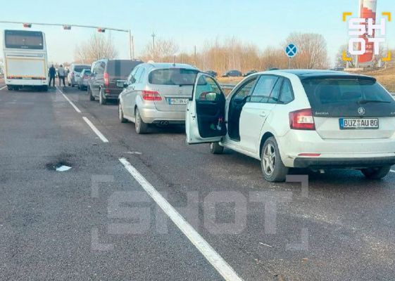 Kolejka aut do granicy z Polską. Obok stacja paliw.