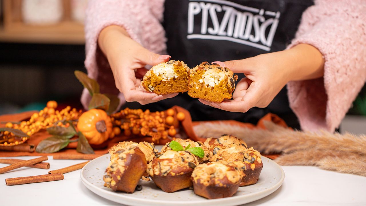 Dyniowe muffinki z serowym nadzieniem i chrupiącą kruszonką. Po prostu palce lizać