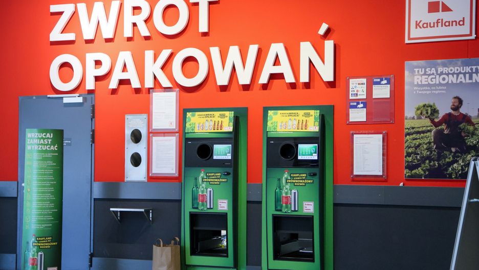Rusza system kaucyjny w Polsce
Fot. Wojciech Olkusnik/East News, 02.10.2025. Od 1 pazdziernika rusza okres przejsciowy systemu kaucyjnego, promujacego recykling i wielokrotne wykorzystanie opakowan. Zgodnie z nowymi zasadami do cen napojow zostanie doliczona kaucja, ktora bedzie mozna odzyskac  po zwrocie opakowania. Obowiazkiem przyjmowania zwrotow objeto sklepy powyzej 200 m2, i mniejsze punkty, ktore przystapia do programu dobrowolnie. Realnie system ruszy, gdy w sprzedazy pojawia si? produkty ze specjalna etykieta.
Wojciech Olkusnik