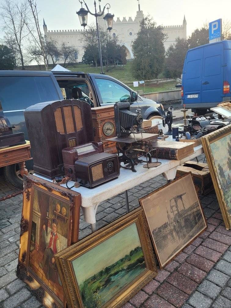 zabytkowe radio, aparat fotograficzny i obrazy