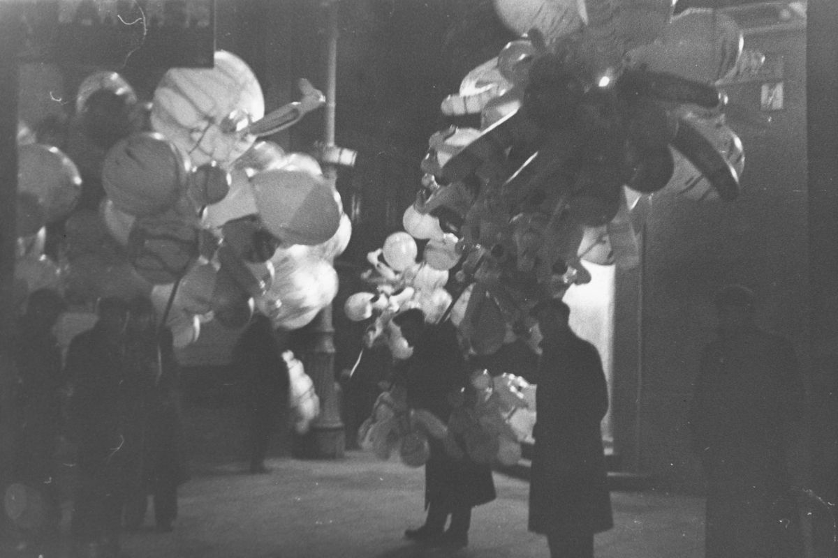 Sprzedawcy balonów podczas handlu na jednej z ulic Warszawy w sylwestrowy wieczór - 1937 r.
