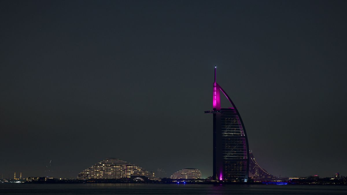 A general view for the luxury hotel of Burj Al Arab in Dubai, United Arab Emirates, 28 February 2026. Iran reportedly launched retaliatory aerial attacks in the region following an earlier joint Israel-US military operation targeting multiple locations across Iran in the early hours of 28 February 2026. EPA/STRINGER Dostawca: PAP/EPA.