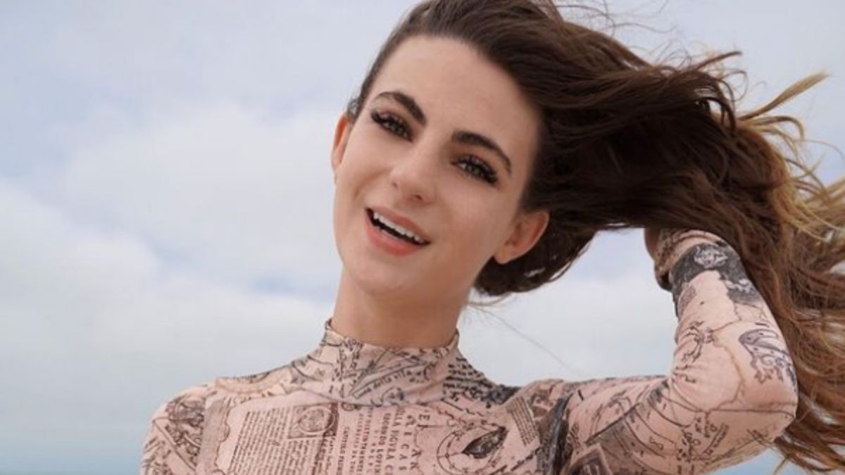 Benna na życie zarabia, publikując swoje zdjęcia na portalu z pornografią