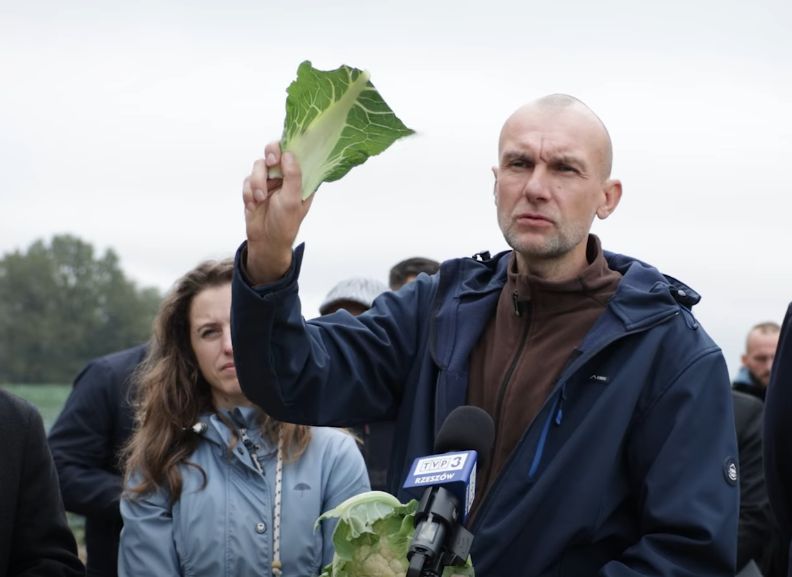 Rolnik Sławomir Kępa w tle Agata Kępa protestują. Twierdzą, że ich produkty zostały wyparte z rynku przez import