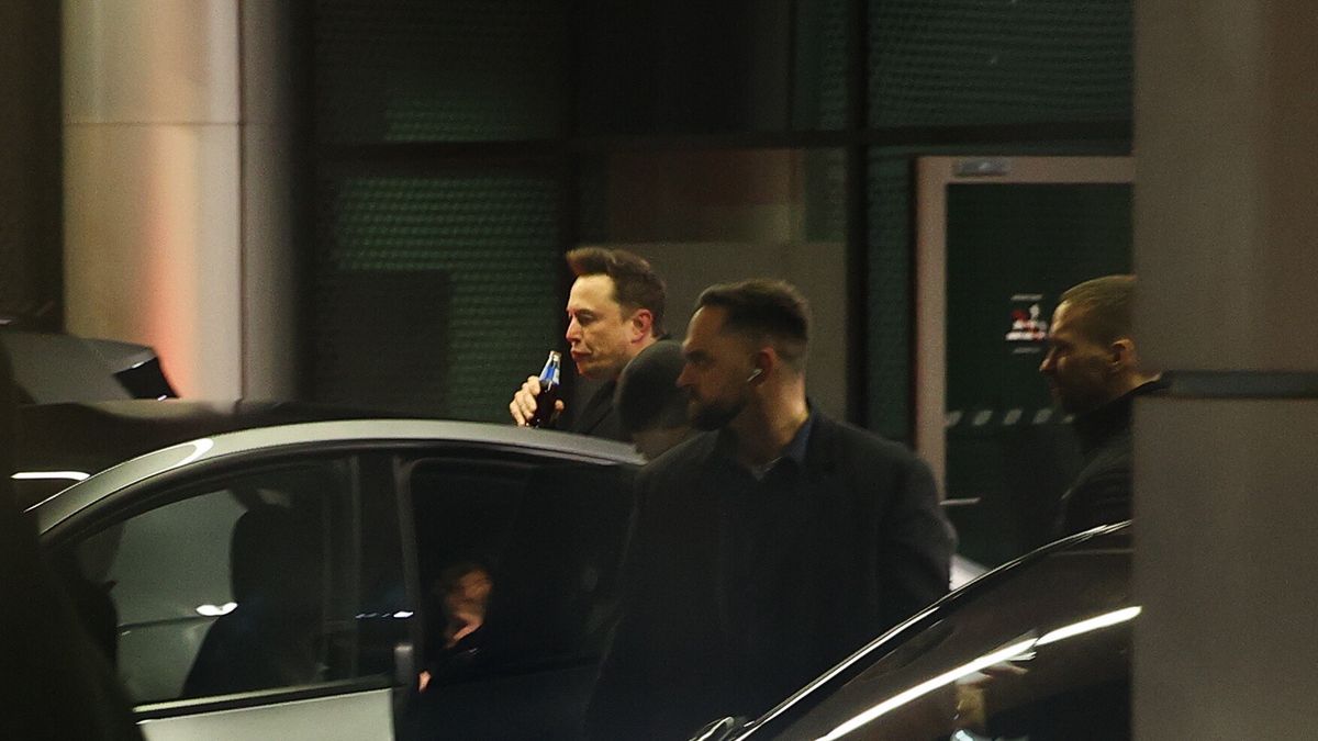 Balice, 21.01.2024. Właściciel Tesli i platformy X Elon Musk (L) na Międzynarodowym Porcie Lotniczym im. Jana Pawła II Kraków-Balice, 21 bm. Elon Musk weźmie udział w jutrzejszej konferencji organizowanej przez Europejskie Stowarzyszenie Żydowskie (EJA). (aldg) PAP/Łukasz Gągulski