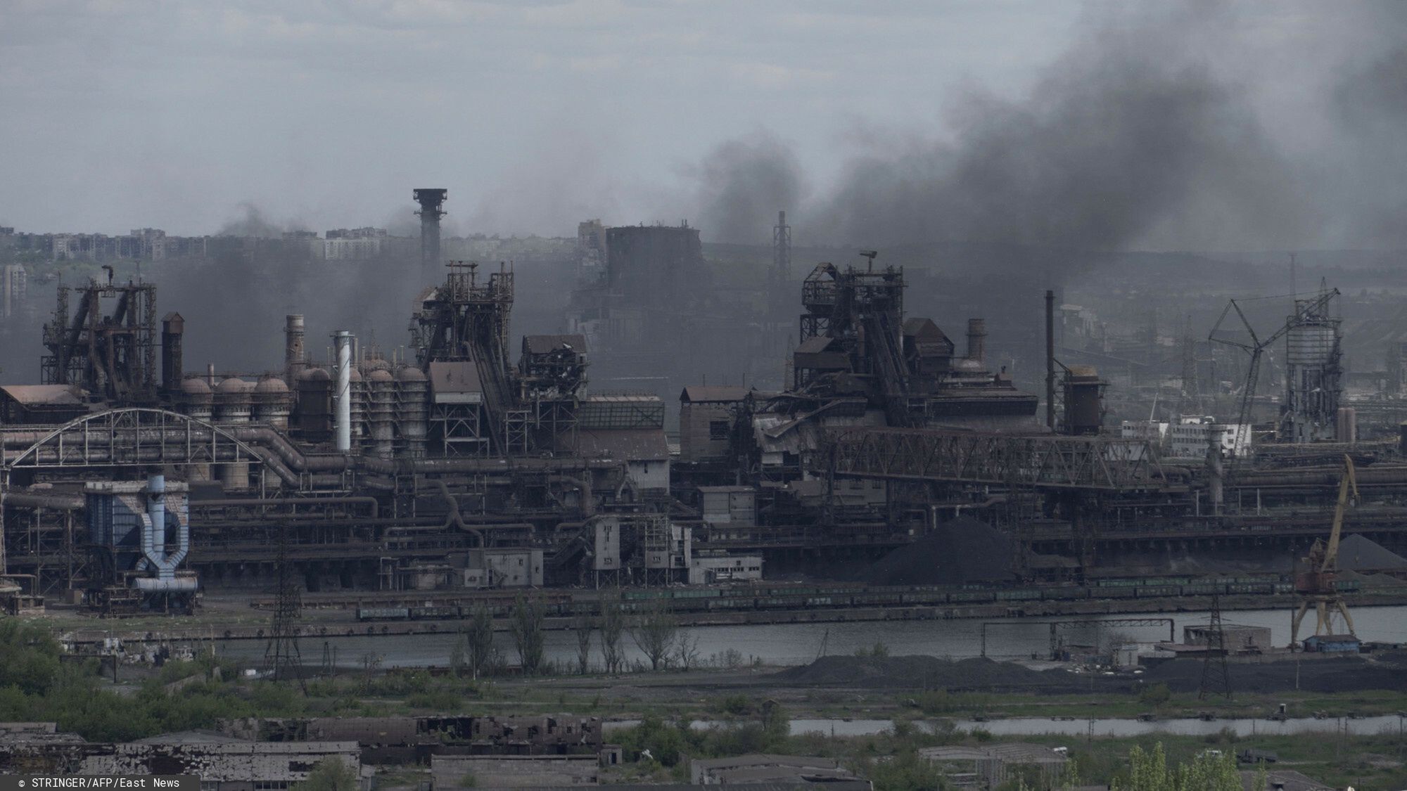 Wojna w Ukrainie - sytuacja w zak?adach AzowstaluA view shows the Azovstal steel plant in the city of Mariupol on May 10, 2022, amid the ongoing Russian military action in Ukraine. (Photo by STRINGER / AFP)STRINGER