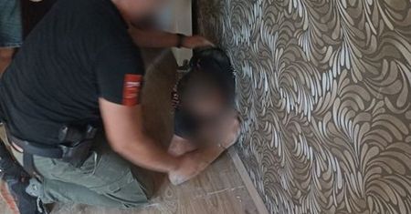 Policjanci przecierali oczy ze zdumienia. Ukrył się w dziurze w ścianie