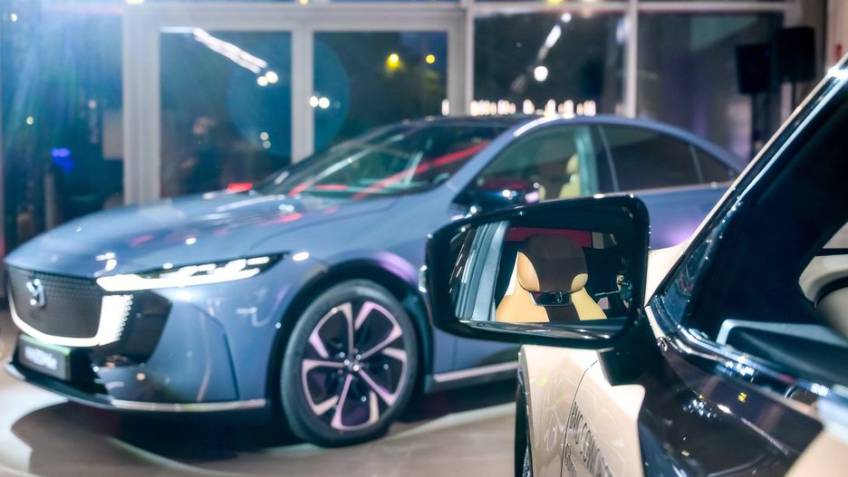 Po pierwsze obniżona cena może wynikać z faktu, że producent wprowadza na rynek model po liftingu i w związku z tym obniża cenę na poprzednika.. Analogiczną sytuację mamy w przypadku modeli, których produkcja się kończy.