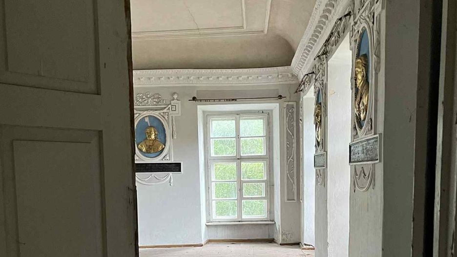 Za zamkniętymi drzwiami Pałacu Infułatów w Choczu. Co kryją jego wnętrza?