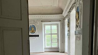 Za zamkniętymi drzwiami Pałacu Infułatów w Choczu. Bogate dekoracje przypominają o jego świetności. Co zostało z jego dawnego przepychu?