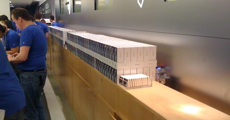 Szaleństwo pod Apple Store - londyńska premiera iPhone 4 [nasza relacja]