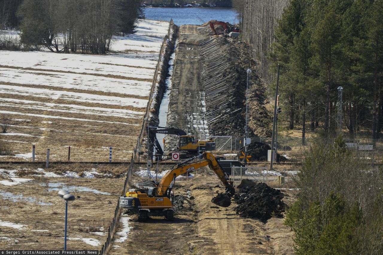 Koparki pracują na budowie płotu granicznego między Finlandią a Rosją 