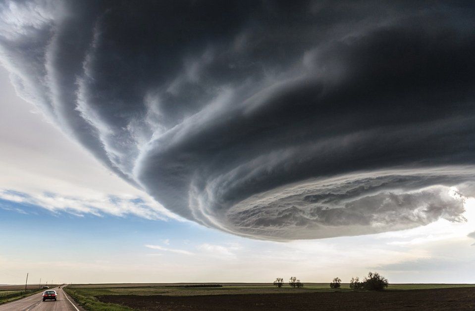 Zdjęcie powstało w Kolorado, w USA 28 maja 2013 roku, kiedy służby meteorologiczne wydały ostrzeżenie o możliwości utworzenia się tornada, do czego w końcu nie doszło. Wrażenie na jurorach zrobił spokój, jaki panuje dookoła gwałtownego zjawiska pogodowego.